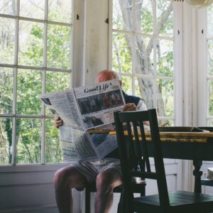 男子阅读报纸
