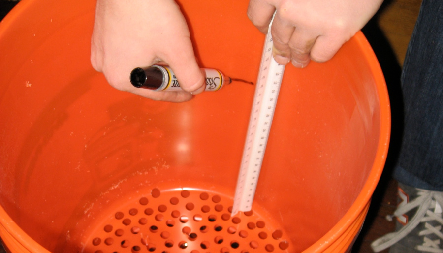measuring inside of bucket