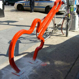吉他形状的自行车架在纽约市