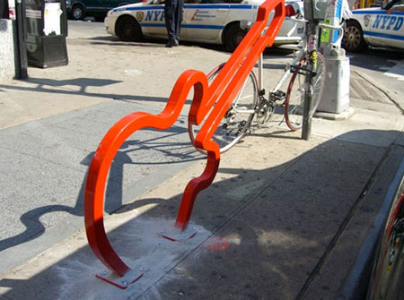 吉他形状的自行车架在纽约市