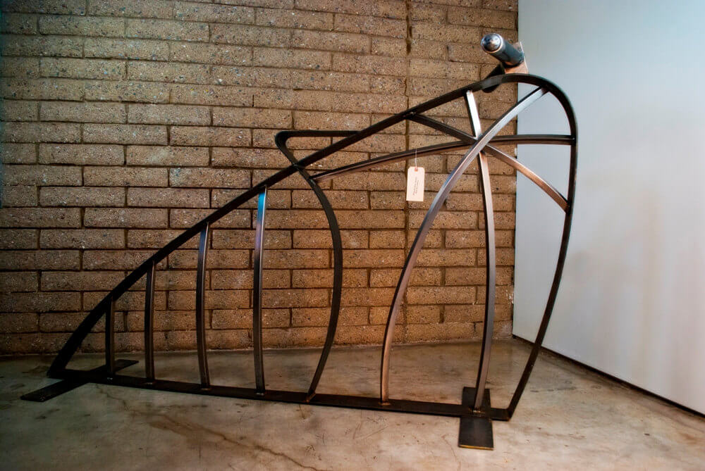 另一个出售在etsy沃伊特金属,这未来自行车雕塑双打作为一个自行车架。