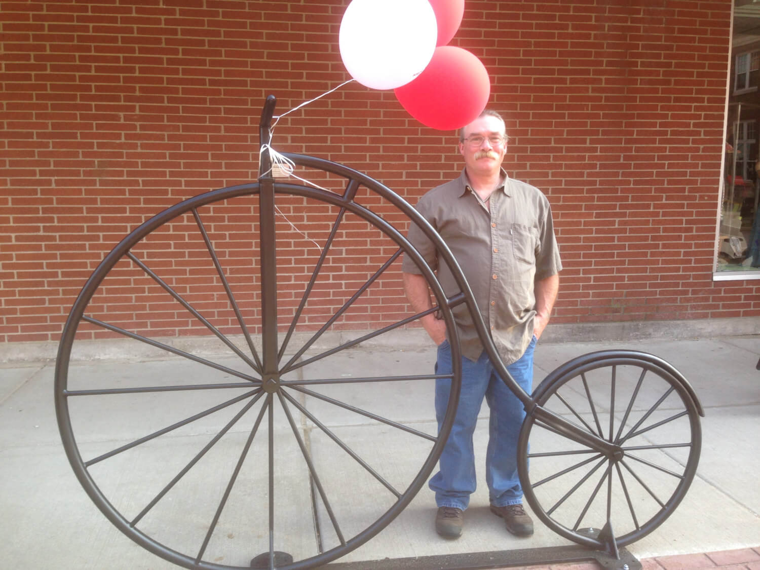 这个经典的复古自行车架是为PLatteville,威斯康辛州和类似的版本可以通过金属艺术家在etsy.com上购买。