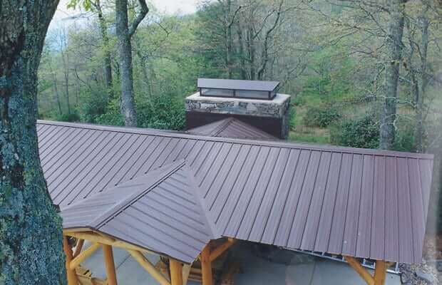 垂直缝,或者站缝,金属屋顶野餐避难所。