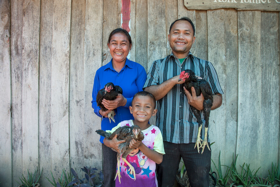 国际小母牛柬埔寨,2015年12月。第二收入项目。巴生Savuth(43)(左),孩子恐鸟(43)和他们的儿子肯塔基州Damkoeung(6)在他们的家门外集体合影留念在08年12月,2015年灭世狂舞Romeat村,柬埔寨。