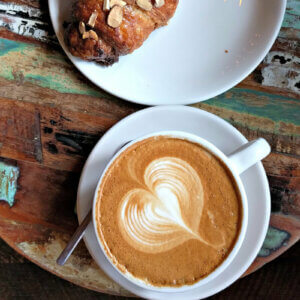 咖啡桌上有咖啡和羊角面包