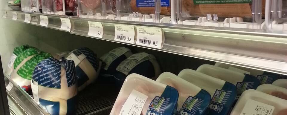 商店货架上贴有有机标签的肉类