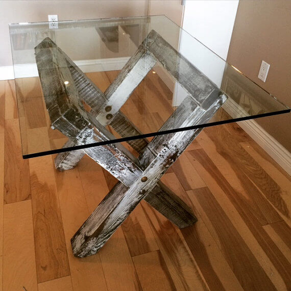 玻璃罩的餐桌