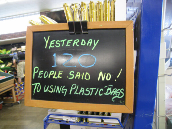 杂货店的黑板上写着“昨天120个人说不!”塑料袋”