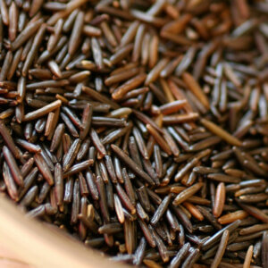 深褐色的生菰米