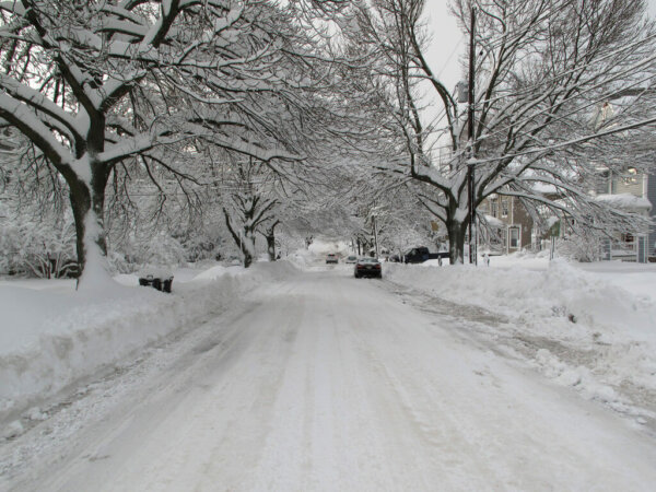 住宅道路被雪覆盖