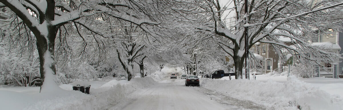街道被两英尺厚的雪覆盖着
