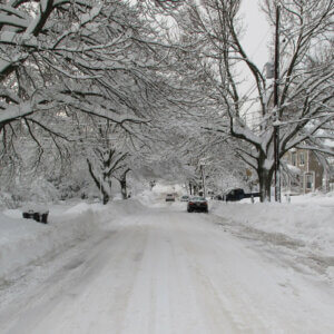 街道被两英尺厚的雪覆盖着