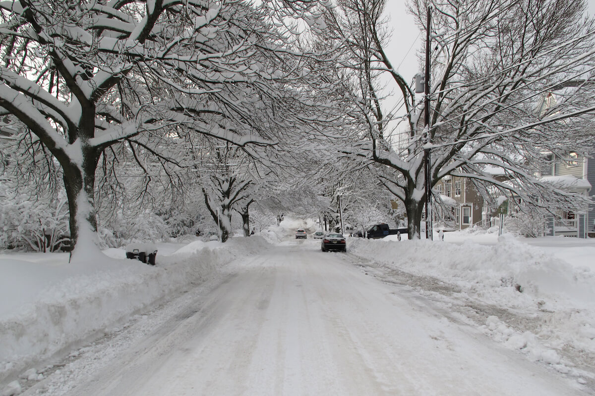 街道在两英尺的雪覆盖
