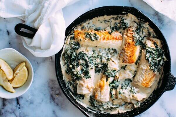 三文鱼和绿色蔬菜放在铸铁锅里