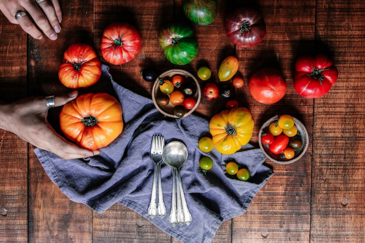 西红柿在桌子上用具