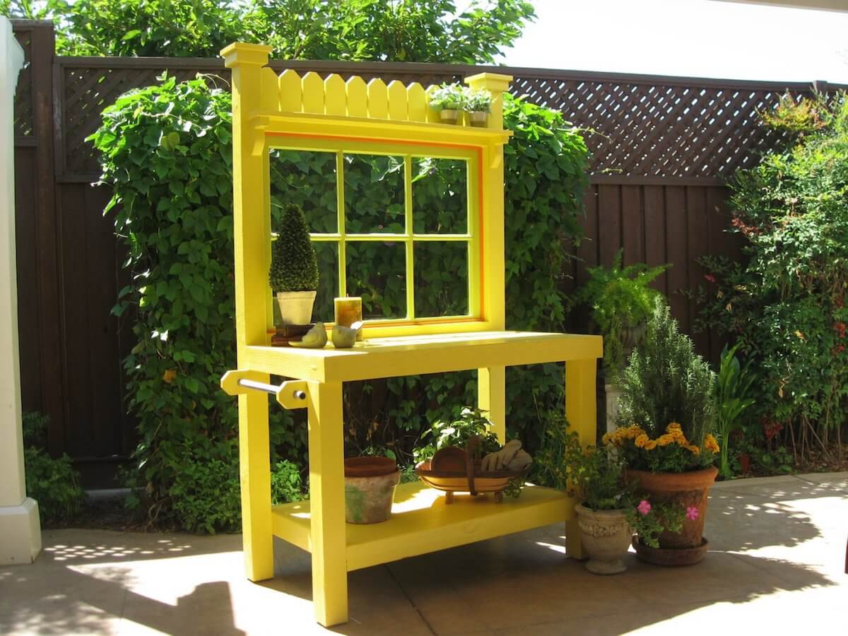 黄色的盆栽板凳