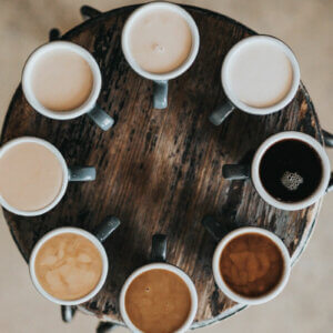 咖啡和奶油装在杯子里