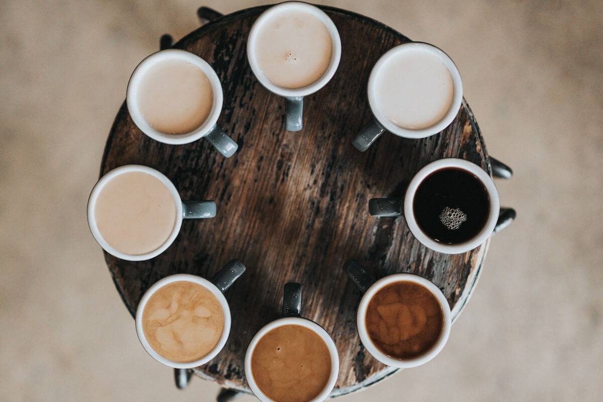 咖啡和奶油装在杯子里