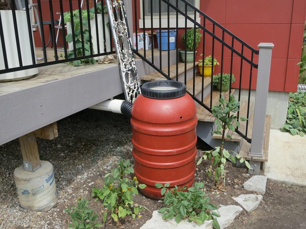红色雨水桶