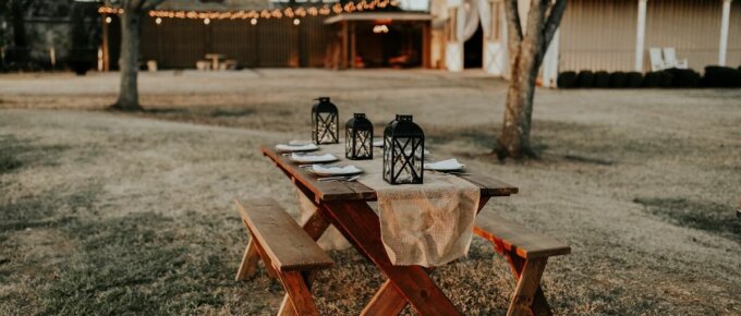 乡村野餐桌和餐具