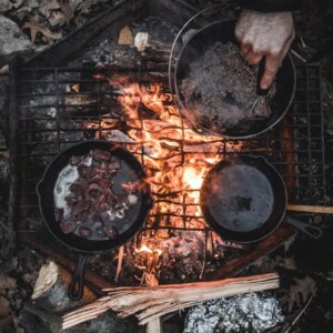 荷兰烤肉锅在火上露营