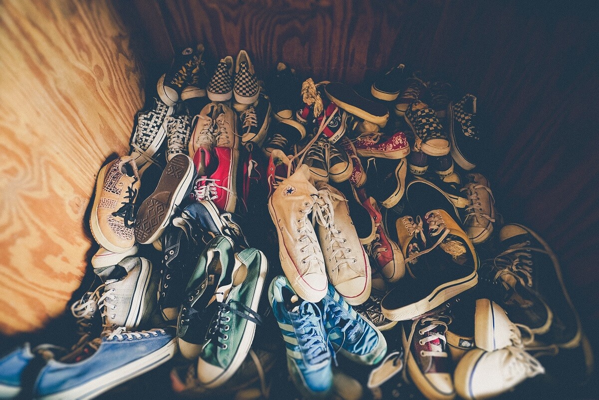 一堆鞋子