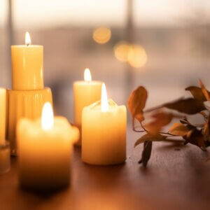 白色的柱子棕色木桌子上的蜡烛