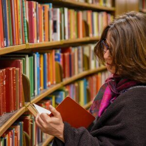 穿红外套的女人在图书馆看书